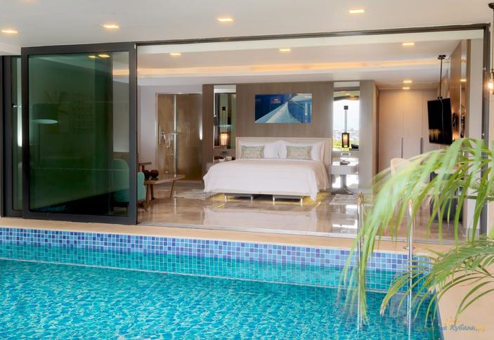 Grand Indoor Pool Suite